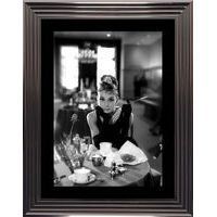 Affiche encadrée Noir et Blanc: Audrey Hepburn - 50x70 cm (Cadre Tucson)
